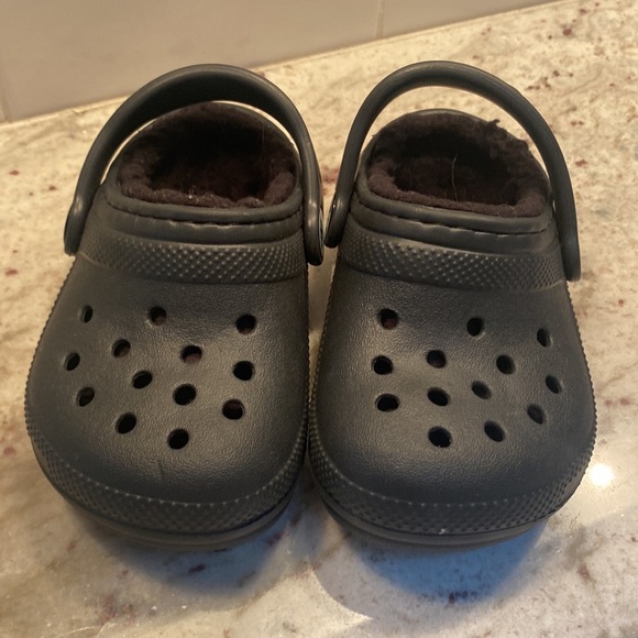 Toddler Crocs Dual crocs Comfort like new toddler fur lined size 4   Black - Picture 6 of 8